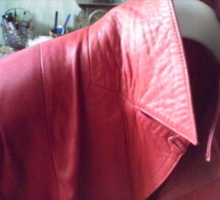 Плащ кожаный красный на пуговицах в очень хорошем состоянии - Женская одежда в Симферополе