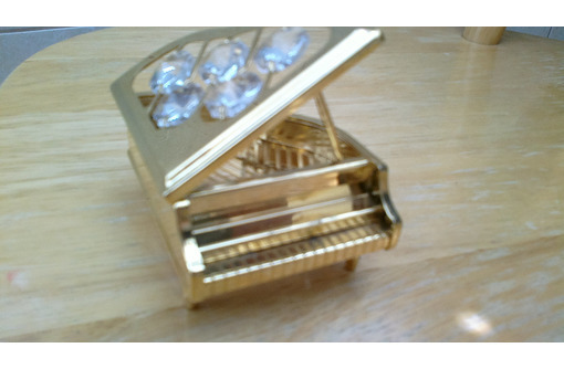 Рояль фирмы Swarovski с искусственными бриллиантами - Подарки, сувениры в Севастополе