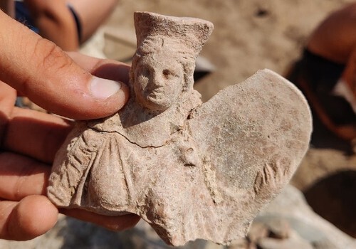 «На груди богиня держит львенка»: В Крыму нашли античную фигурку Матери богов