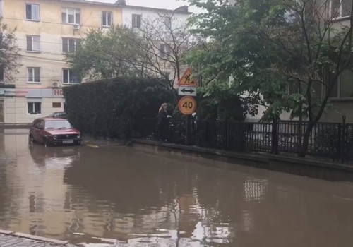 Микрорайон в Симферополе после дождя превратился в Венецию ВИДЕО