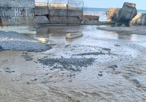 Из-за запаха канализации отдыхающие не смогли окунуться на крымском пляже