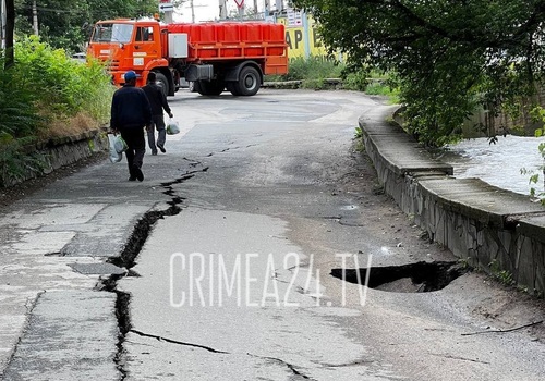 В Симферополе провалилась дорога на выезде с улицы Линейной на улицу КИМ
