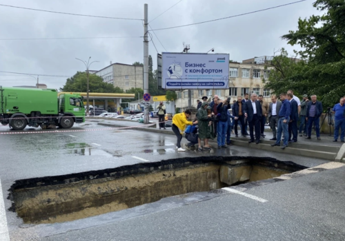 Дыру рухнувшего в Салгир моста в Симферополе начали засыпать щебнем ВИДЕО