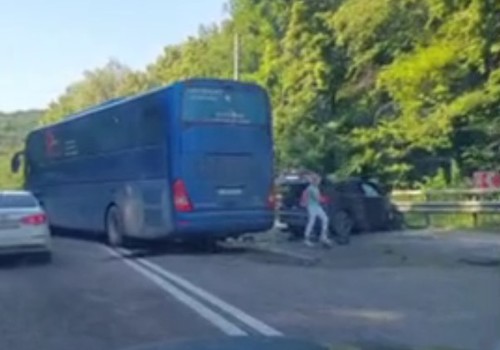 Пассажирский автобус и легковушка столкнулись в районе Ангарского перевала ВИДЕО