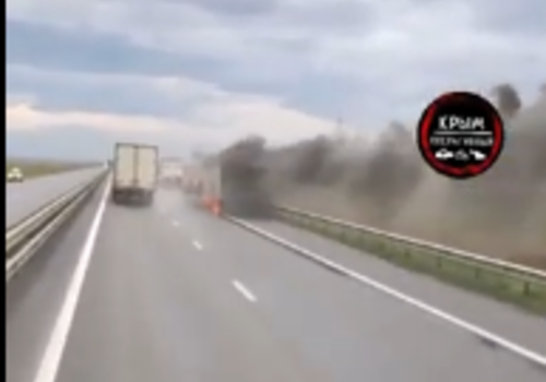 На трассе «Таврида» в сторону Симферополя горит автомобиль ВИДЕО
