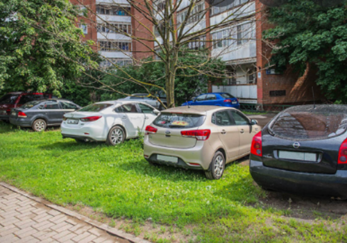 Штрафы за парковку автомобилей на газонах и детских площадках вводят в Крыму