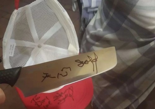 Севастополец за миллион продает кепку и нож с автографом Стивена Сигала