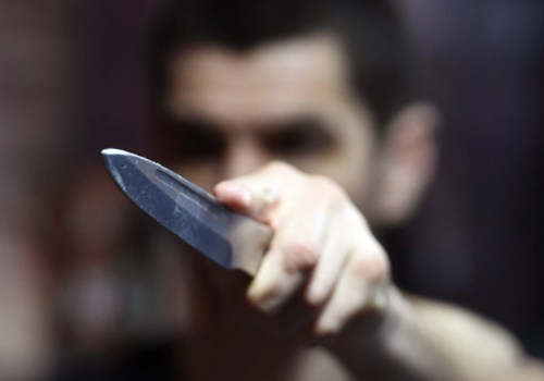 В Крыму мужчина ударил ножом в грудь подростка