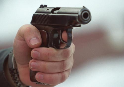 Мужчина с пистолетом напал на покупателя в магазине в Крыму