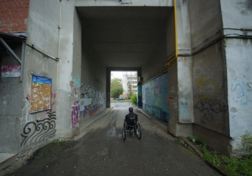 Пьяный инвалид-колясочник повалил на пол охранника санатория в Крыму