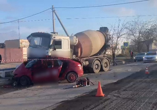 Встреча с бетономешалкой привела к гибели водителя легковушки в Крыму