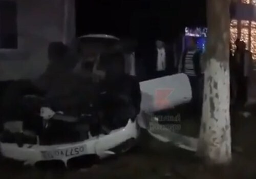 В Белореченске автомобиль на большой скорости врезался в припаркованную машину ВИДЕО