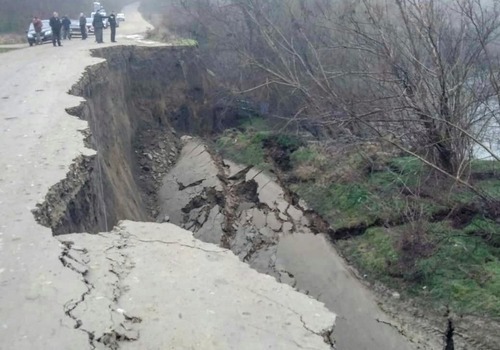 Часть дороги обвалилась в Горячем Ключе в ночь на 7 февраля ВИДЕО