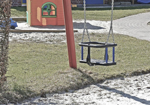 Дети из Горячего Ключа за свои деньги починили детскую площадку