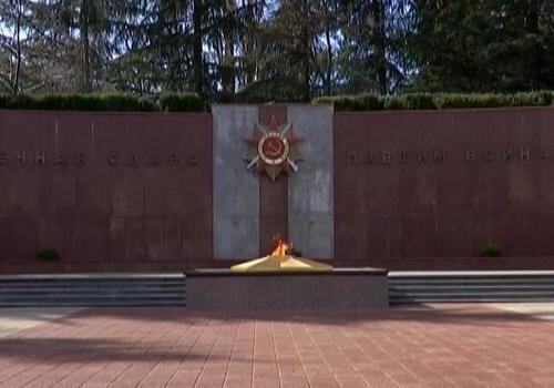 В Лабинске подростки потушили Вечный огонь на мемориале 70-летия Победы