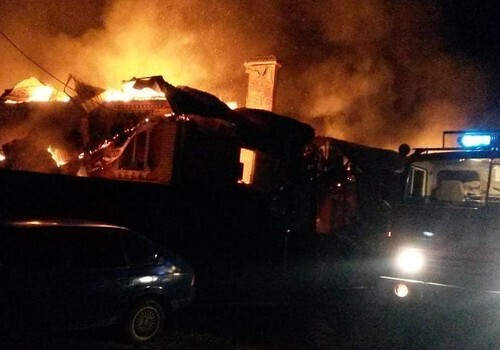 В Лабинске ночью потушили крупный пожар в пристройке к жилому дому