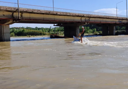Сёрфинг на Лабе: житель Лабинска удивил социальные сети катанием на капоте автомобиля по волнам городской реки
