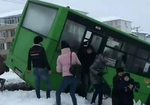 В Горячем Ключе автобус с пассажирами съехал в кювет на заснеженной трассе