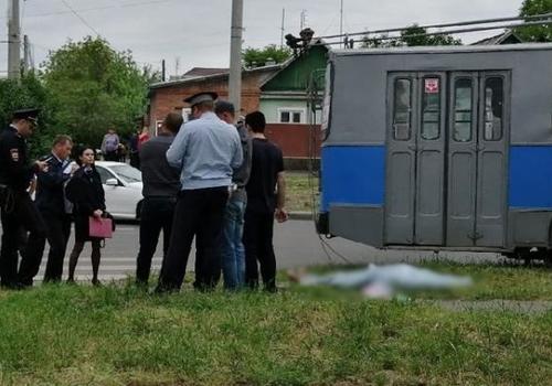 ​В Краснодаре троллейбус насмерть сбил девочку ФОТО