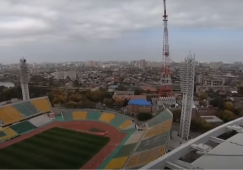 В Краснодаре бейсджамперы спрыгнули с прожектора стадиона «Кубань» ВИДЕО