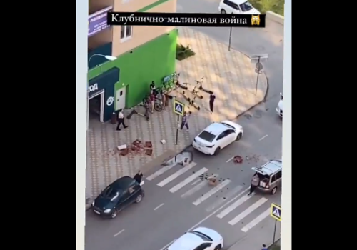 «Клубничный бой» между торговцами в Краснодаре попал на видео