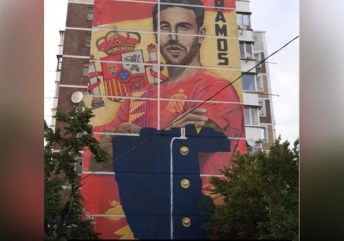 Военный вместо футболиста: на стене дома в Краснодаре закрашивают граффити с портретом Серхио Рамоса