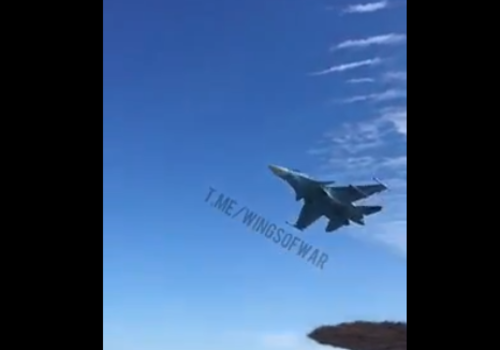 В Краснодарском крае на видео попал полет бомбардировщика над пляжем с туристами