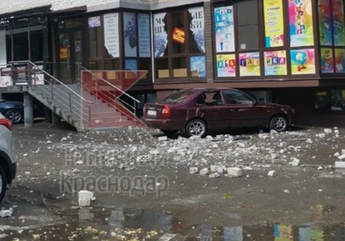 В Краснодаре во время града балкон новостройки обрушился на шесть припаркованных машин