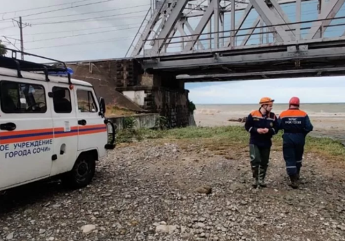 Во время разгула в Сочи в море смыло два автомобиля: пропало 7 человек