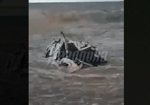 В Сочи обнаружили авто, смытые в море наводнением. Среди пропавших без вести - годовалый ребенок ВИДЕО