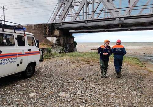 Спасенный в Сочи 43-летний турист рассказал о том, как поток воды унес в море две машины