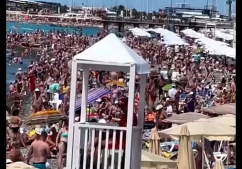 Туристы сняли на видео переполненные пляжи в Сириусе