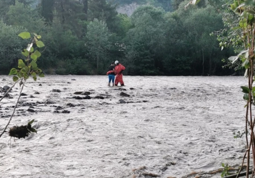 Потоки горной реки чуть не унесли туристку с ребенком в Сочи ВИДЕО