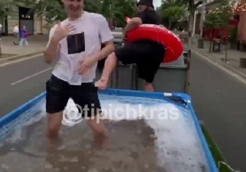 Блогеры Краснодара прокатились по городу в бассейне на «Газели» ВИДЕО