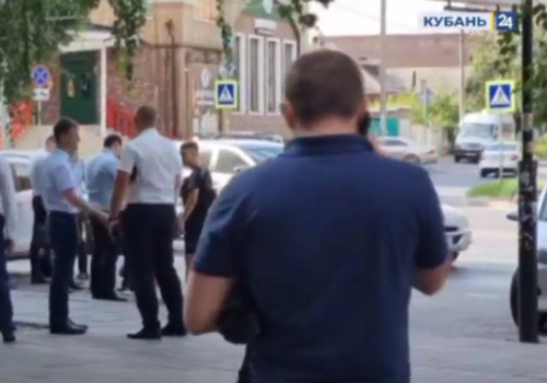В Краснодаре в разгар рабочего дня на женщину напали возле банка и отобрали 2,7 млн рублей