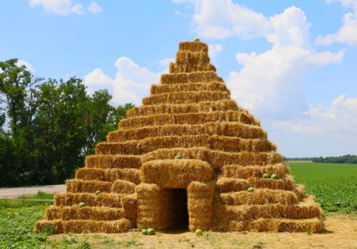 Фермер построил пирамиду из сена на Кубани