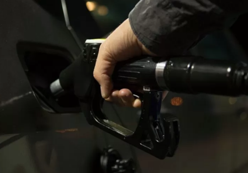 На зарплату 779 литров: эксперты оценили доступность бензина в Краснодарском крае