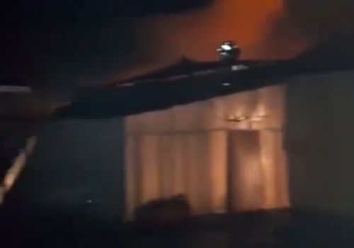 В Туапсе ночью загорелся торговый склад на площади 200 кв. м ВИДЕО