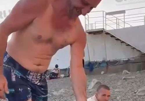 В Сочи мужчина съел на спор медузу и выиграл 1 тыс. рублей