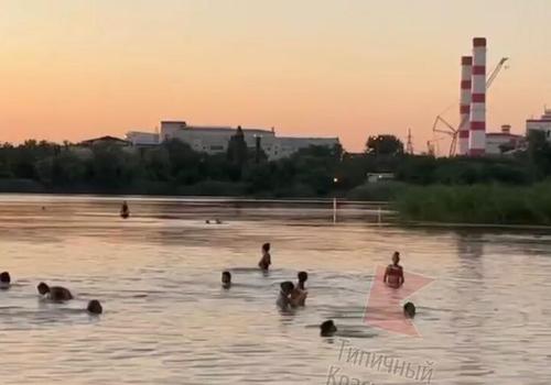 Жители Краснода «облепили» берег Кубани, спасаясь от жары ВИДЕО