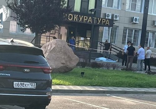 Тело бывшего главы Гулькевичского района Краснодарского края Леонида Гутрица обнаружено перед зданием прокуратуры