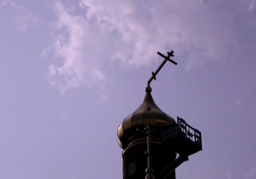 В Крымске после удара молнии накренился крест на храме ВИДЕО