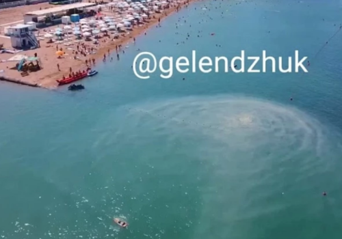 Большое неведомое пятно в море напугало туристов в Геленджике