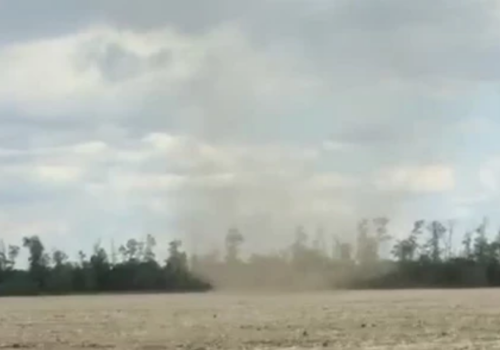 В Краснодарском крае огромный «пылевой смерч» попал на видео