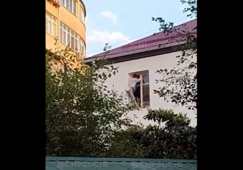В Сочи девушка устроила смертельно опасные танцы на карнизе многоэтажки и попала на видео