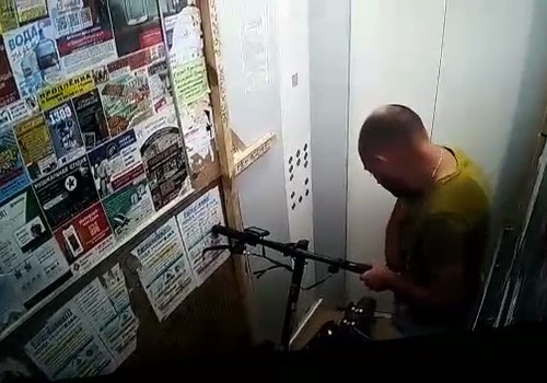 Момент возгорания электросамоката в лифте с мужчиной в Краснодаре попал на видео