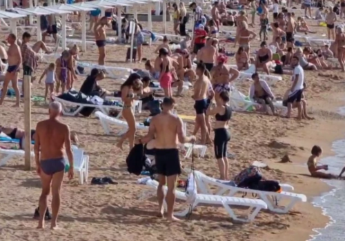Бархатный сезон затянулся: в Геленджике засняли заполненный пляж в начале октября