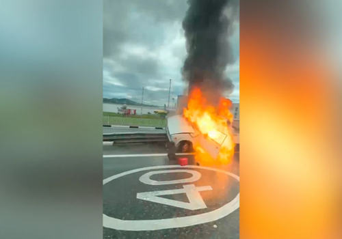 В Сочи на трассе рядом с аэропортом взорвался пикап