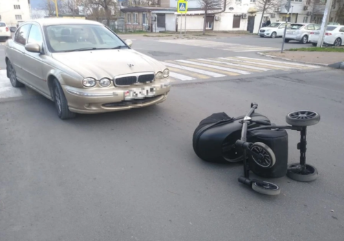 В Краснодарском крае водитель Jaguar сбил женщину с ребенком в коляске