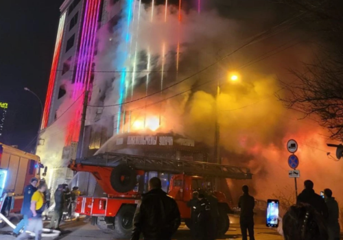 «Выбегали голые из номеров». Жители отеля рассказали о пожаре на Суворова в Краснодаре